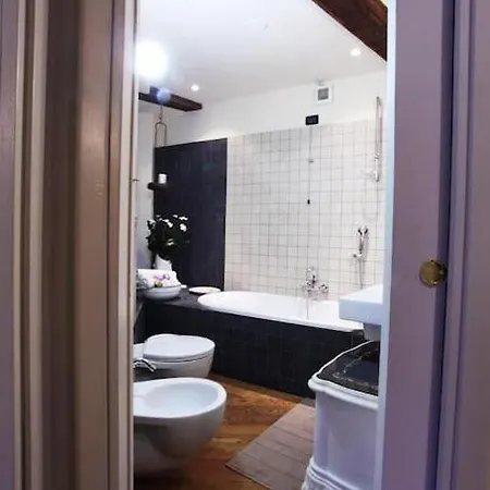 Colazione In Piazza Castello Турин