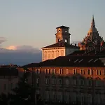 Alojamento de Acomodação e Pequeno-almoço Colazione In Piazza Castello 4*